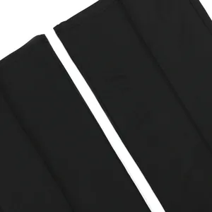 Gros plan montrant la texture du tissu et la couture avant d'une combinaison noire ajustée