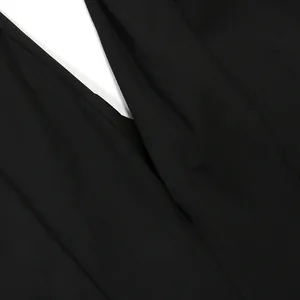 Vue macro détaillée de l'encolure en V profonde sur une combinaison noire sans manches