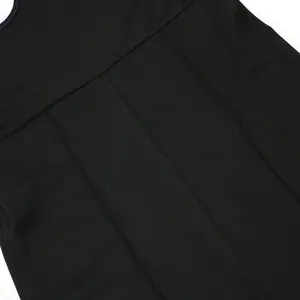Vue détaillée de la combinaison noire sans manches montrant les coutures et la texture du tissu.