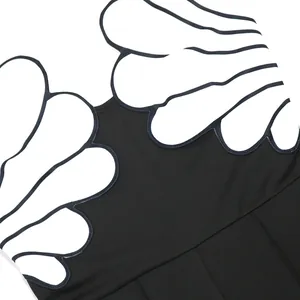 Gros plan détaillé du design de gant blanc unique sur une combinaison sans manches noire ajustée