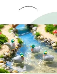 Vista detallada de figuritas de patos ánade real en una escena de micro-paisajismo