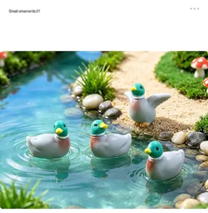 Vista detallada de lindas figuritas de pato real en miniatura para decoración de jardín