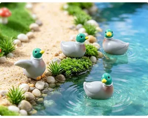 Primer plano de figuritas de patos ánade real en miniatura en un micro-paisaje de estanque.