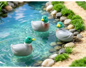 Vista detallada de figuritas de ánade real en miniatura en un micro paisaje real