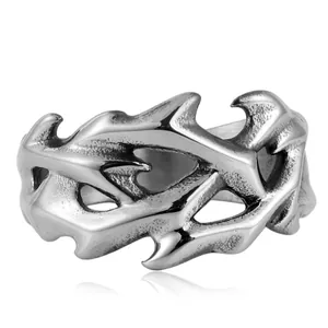 Detailansicht eines hohlen Titanstahlrings im Punk-Stil mit gotischem Dorndesign