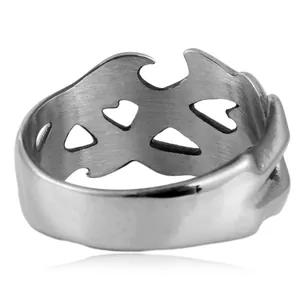 Nahaufnahme eines hohlen Drachenrings aus Edelstahl im Punk-Stil mit Vintage-Finish