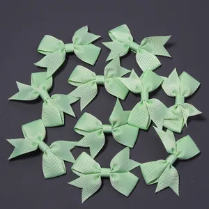 Kleine mintgrüne Ripsband-Schleifen mit Schwalbenschwanz-Enden für DIY-Haarschmuck-Zubehör.