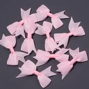 Detailansicht rosa Ripsband-Schwalbenschwanz-Schleifen für DIY-Haar- und Bastelzubehör
