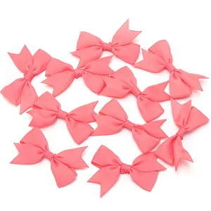 Detaillierte Ansicht rosa Ripsband-Schwalbenschwanzschleifen für DIY-Bastelprojekte