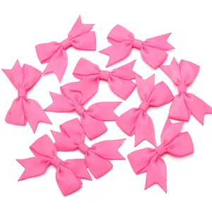 Detailansicht von rosa Ripsband-Schleifen für DIY-Handwerk und Modeaccessoires