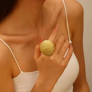 Auffälliger goldener Ring mit Sonnenstrahl-Struktur aus Edelstahl für Damen im Trend