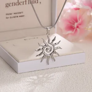 Elegante collana con ciondolo a sole in acciaio al titanio argento con catena a serpente su scatola
