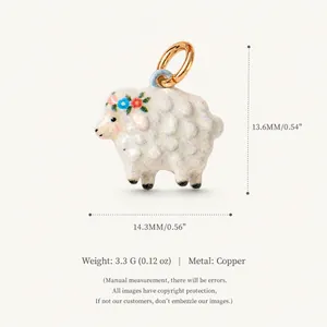 Pendentif mouton mignon avec détails floraux, collection Animal Kingdom, métal en cuivre