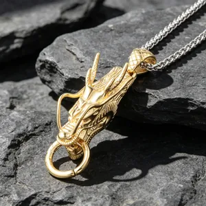 Collar con colgante de cabeza de dragón dorado sobre rocas grises texturizadas