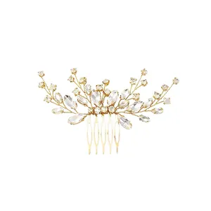 Eleganter goldener Brauthaarkamm mit schimmernden Kristallen im Blumenwellen-Design