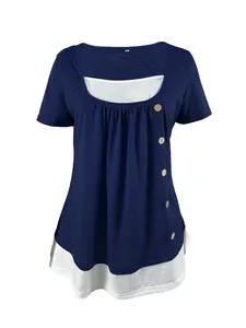 Détail du t-shirt femme bleu marine effet deux pièces avec boutons en bois