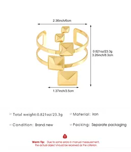 Bracelet jonc ajustable en fer doré avec charmes carrés géométriques et dimensions