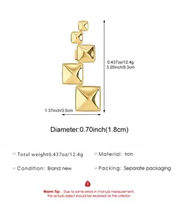 Mesures détaillées de taille et de poids pour bague réglable à clous pyramidaux dorés