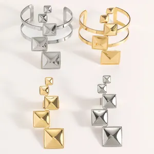 Vue détaillée de l'ensemble de bijoux dorés et argentés avec des clous pyramidaux