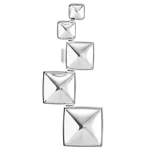 Gros plan d'une bague ouverte géométrique en argent avec un design pyramide étagé