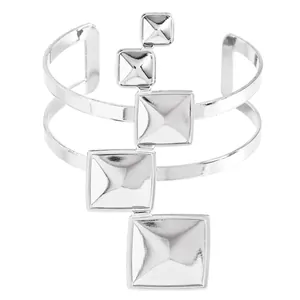 Bracelet manchette argenté ajustable style punk avec clous pyramidaux carrés géométriques