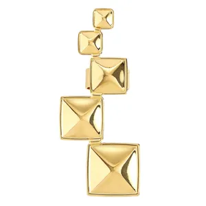 Vue détaillée d'une bague dorée ajustable avec des clous en pyramide carrée verticale