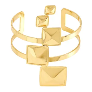 Bracelet manchette doré avec pyramides géométriques et design à double bande ouverte