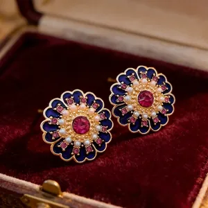 Detaillierte Ansicht von Vintage-Blumenohrringen mit blauem Emaille und rosa Steinen