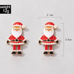Vue détaillée des boucles d'oreilles Père Noël avec perles et finition émail