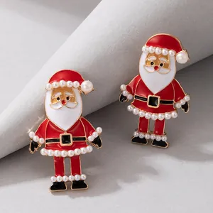 Vue détaillée de boucles d'oreilles festives Père Noël en émail avec perles blanches