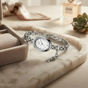 Elegante ovale Quarzuhr für Damen mit silbernem Kettenarmband und Koi-Fisch-Anhänger