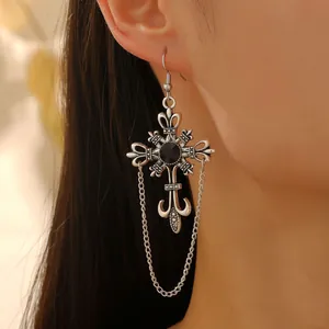 Orecchino a croce gotica argento antico con pietra nera e nappa a catena indossato