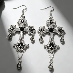 Orecchini a croce gotica in argento vintage con accenti di pietre preziose nere