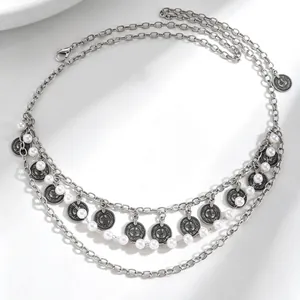 Detail van de Boheemse vintage zilveren metalen tailleketting met munten en parels