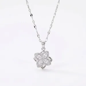 Collier élégant en acier titane avec pendentif fleur serti de zircons marquise clairs