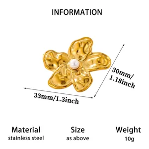 Detailansicht der 33 mm x 30 mm großen Vintage-Brosche in Form einer goldenen Blume.