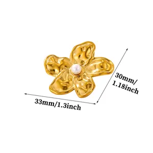 Detailansicht der goldenen Vintage-Blumenbrosche mit Maßen von 33 mm x 30 mm auf weißem Grund