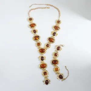 Detailansicht der vintage Barock Bernstein Harz Halskette und Armband Set in Gold
