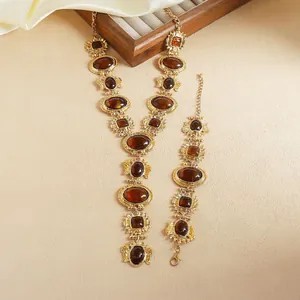 Detailansicht eines vintage Barock-Schmucksets aus Gold mit bernsteinfarbenem Harz
