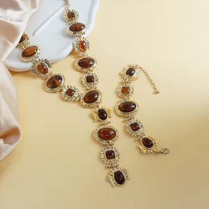 Detailansicht von luxuriösem Barock-Harz-Halsketten- und Armbandset in Vintage-Gold.