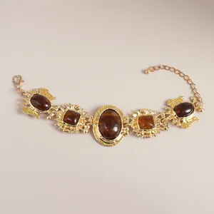 Detailansicht einer Vintage-Barockkette mit braunen Harzsteinen und goldener Fassung