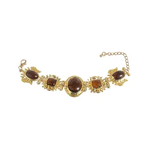 Detailaufnahme einer goldenen Vintage Barockkette mit braunen Harzedelsteinen und Kette
