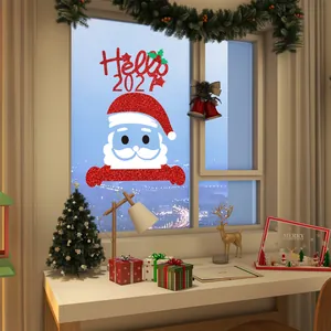 Pegatina de purpurina de Papá Noel aplicada en una ventana festiva