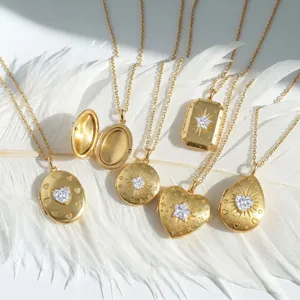 Elegante goldene Medaillon-Halsketten mit Sternmotiven und Kristallen auf weißen Federn