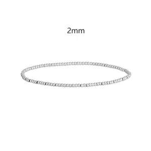 Primo piano del bracciale elastico con perline da 2mm in acciaio inox