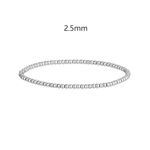 Primo piano di un braccialetto elastico minimalista in grani d'acciaio inox da 2,5 mm per uomo