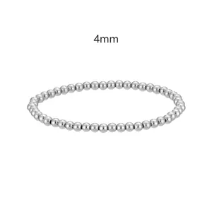Dettaglio di un bracciale elastico con perline in acciaio inossidabile da 4mm