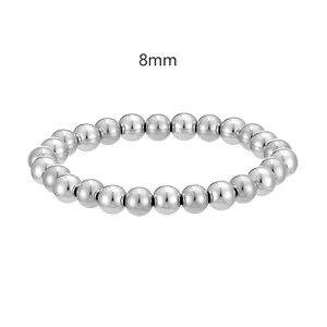 Dettaglio ravvicinato di un braccialetto elastico in grani di acciaio inossidabile 8mm