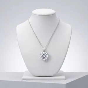 Collana classica con ciondolo in moissanite in argento S925 su un busto bianco
