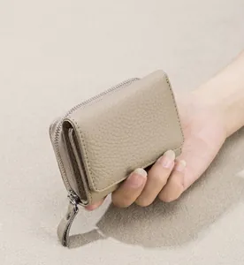 Kompakte Handansicht der khakifarbenen RFID-Mini-Geldbörse aus Leder zum Falten